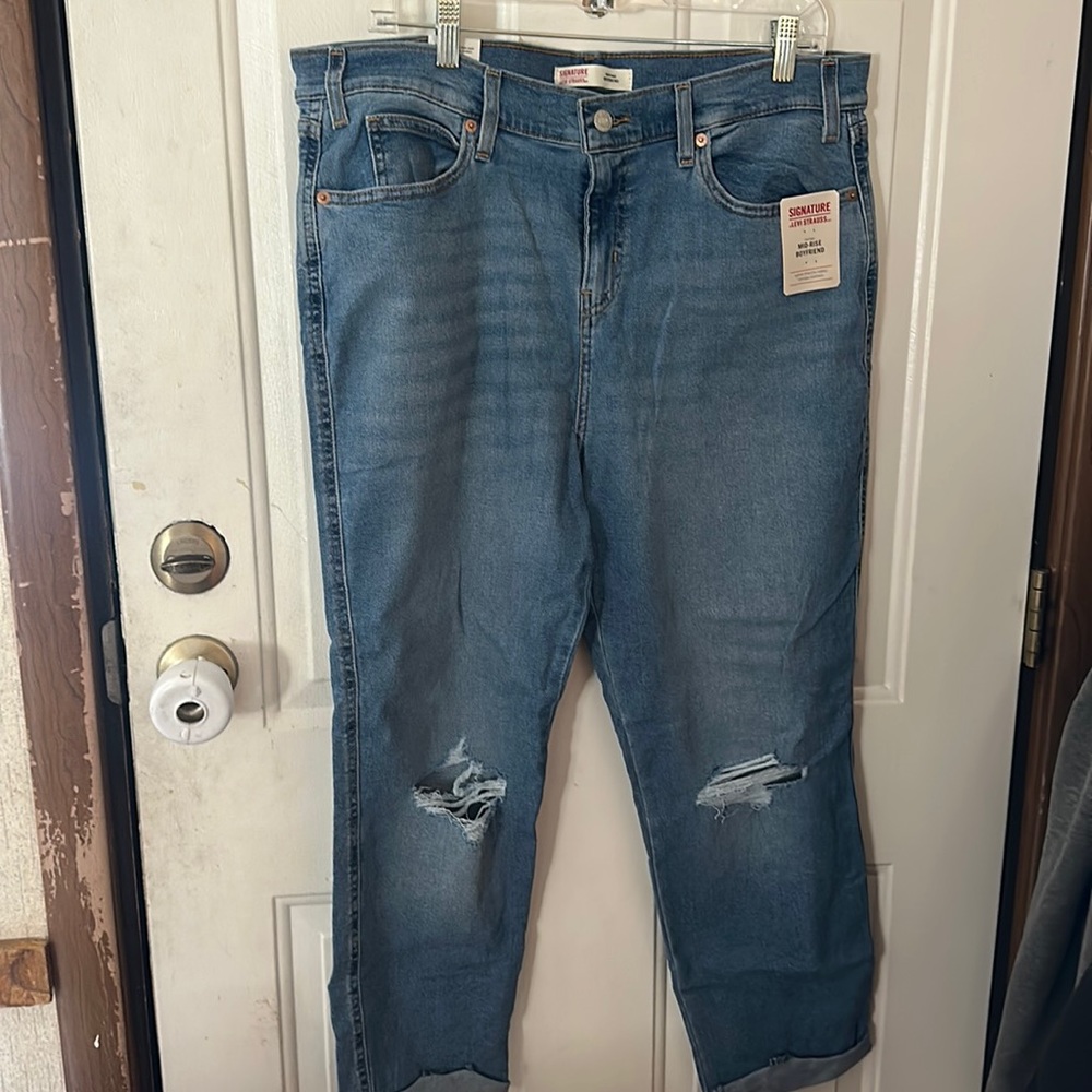 SIGNATURE LEVI STRAUSS MID RISE BOYFRIEND JEANS: DISTRESSED: NEW WITH TAGS:SZ 14